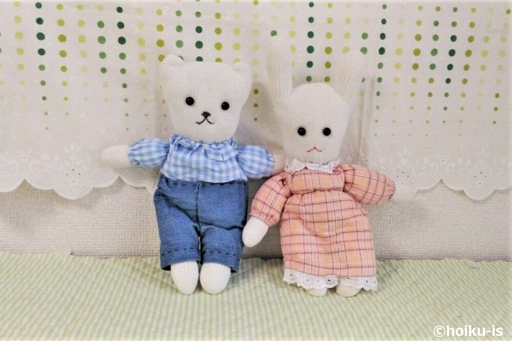 クマとウサギのぬいぐるみ