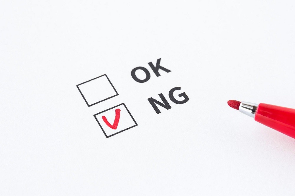 赤ペンで「NG」にチェックしているところ