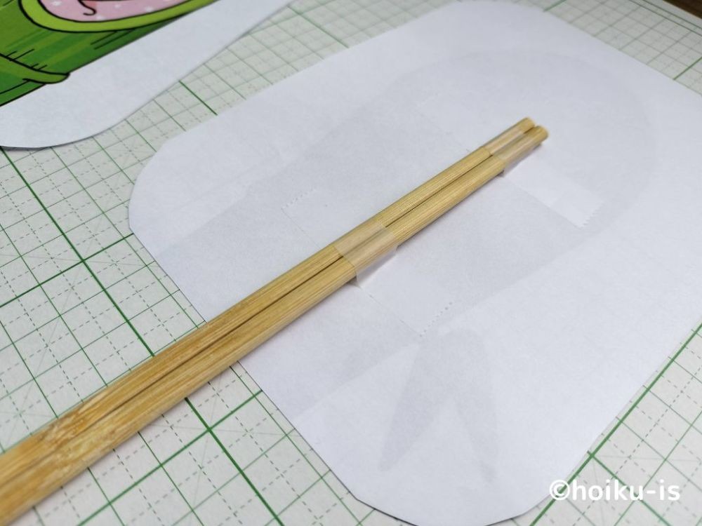 セロハンテープで割りばしを貼り付けた用紙