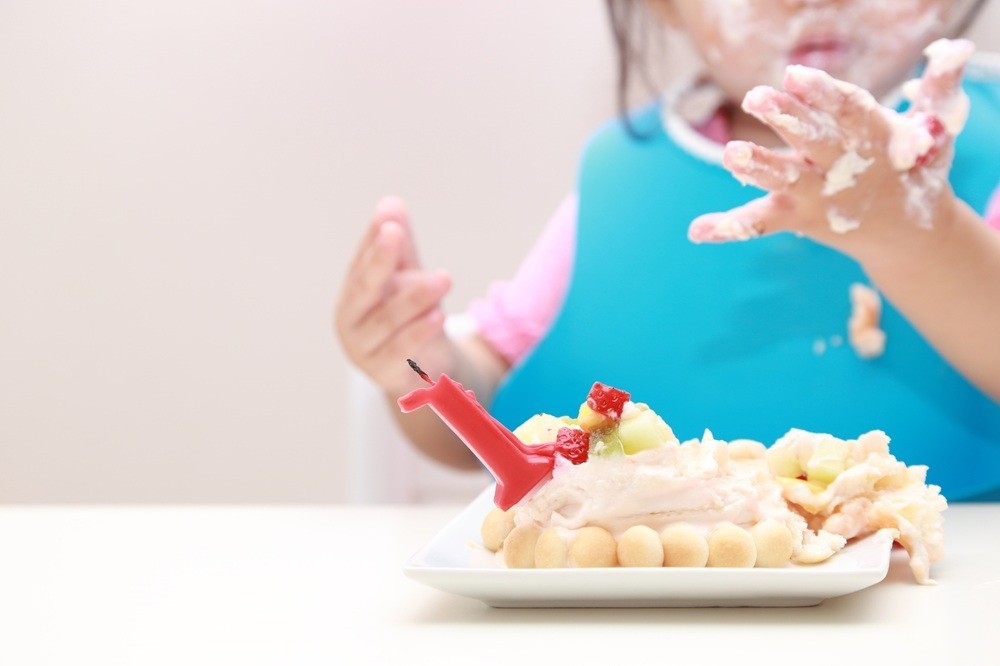 ケーキを手でぐちゃぐちゃにしてしまった子ども