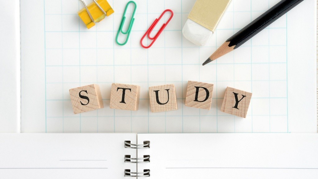 「STUDY」と書かれた積み木とノート・鉛筆