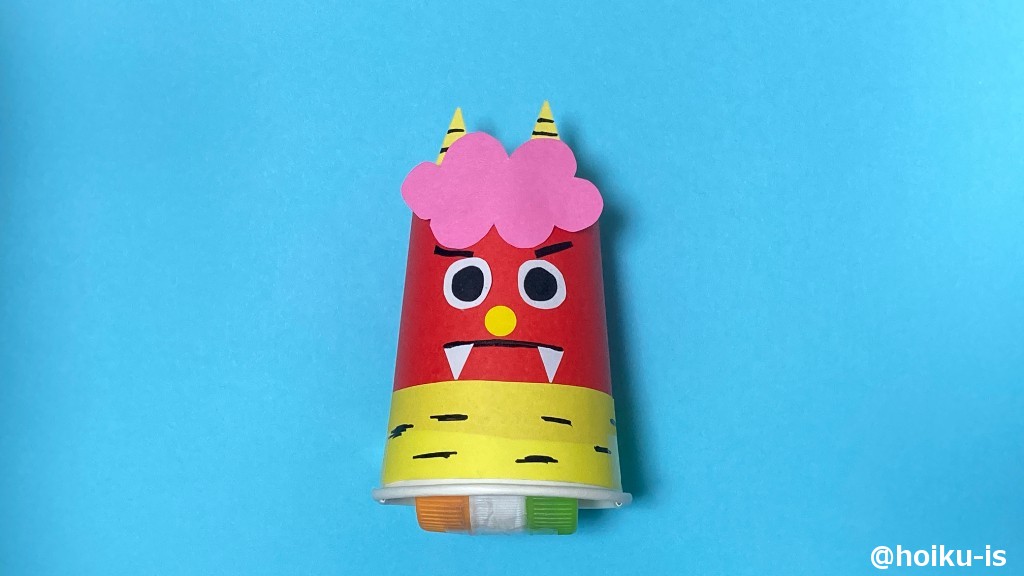 紙コップに飾り付けのパーツを貼り付け、顔を仕上げたら、出来上がり。