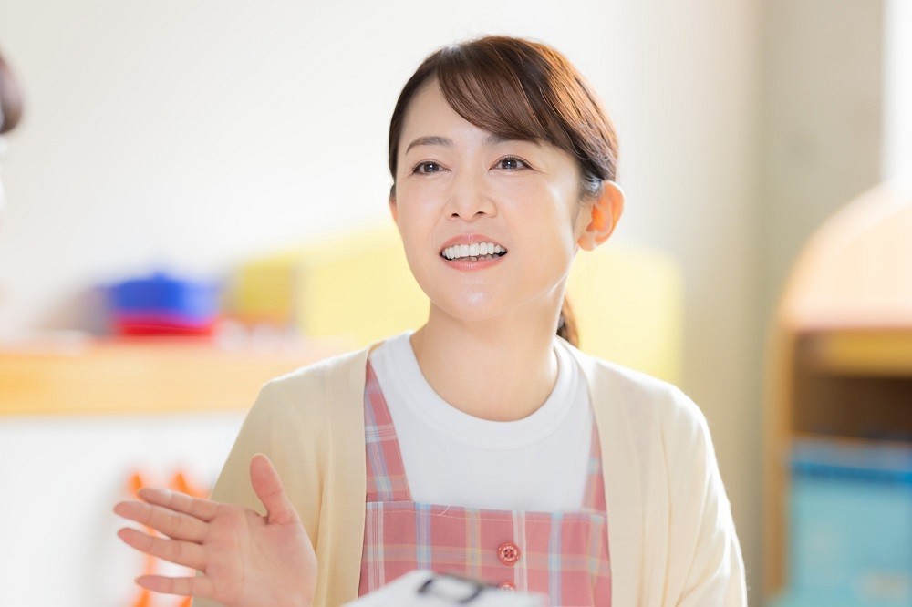 発言をしている保育士