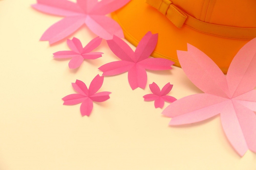 黄色い帽子と画用紙で製作した桜の花
