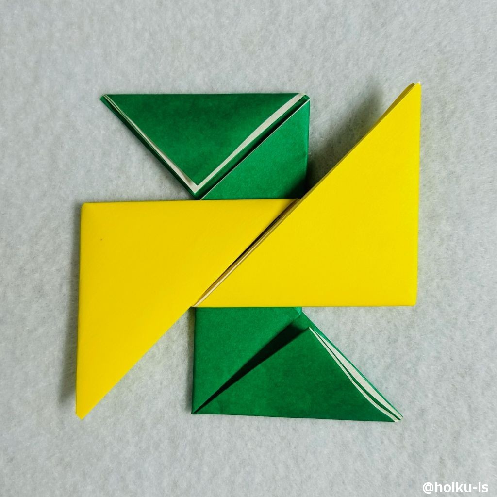 ⑫十字の型になるように中心を合わせて重ねる。