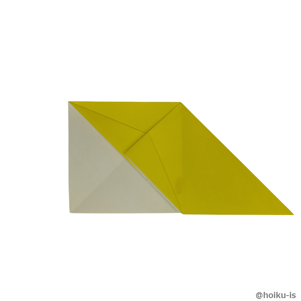 右側の折り紙を開き左側に倒す