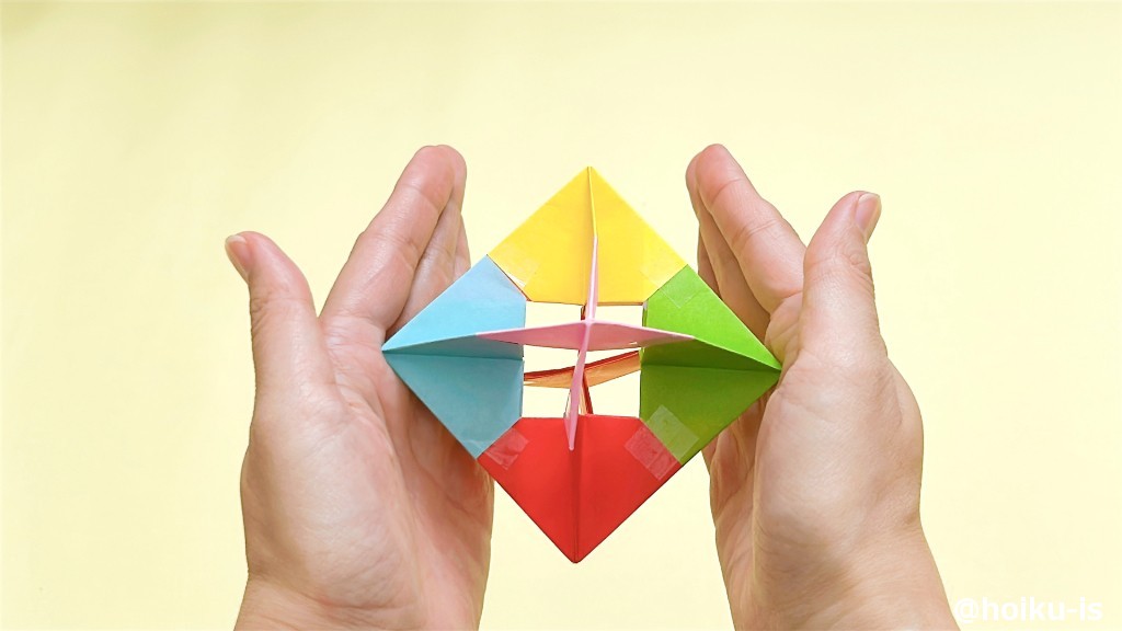 .両手で軽く挟むようにしてふーっと息を吹きかけると、くるくる回ります