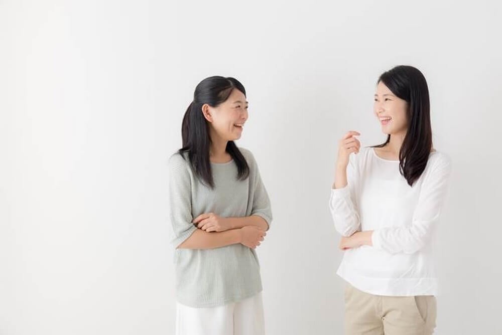 談笑する二人の女性