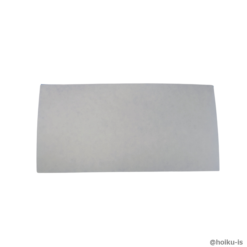 半分に折って折り筋を付けます