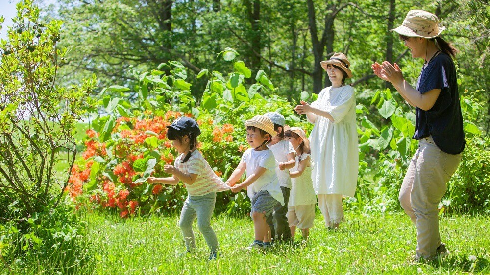 電車ごっこで遊ぶ子どもたち