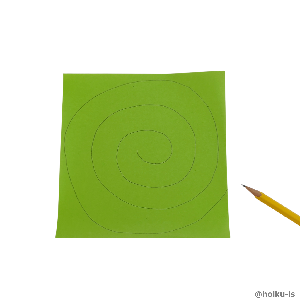 折り紙に鉛筆で線を描きます