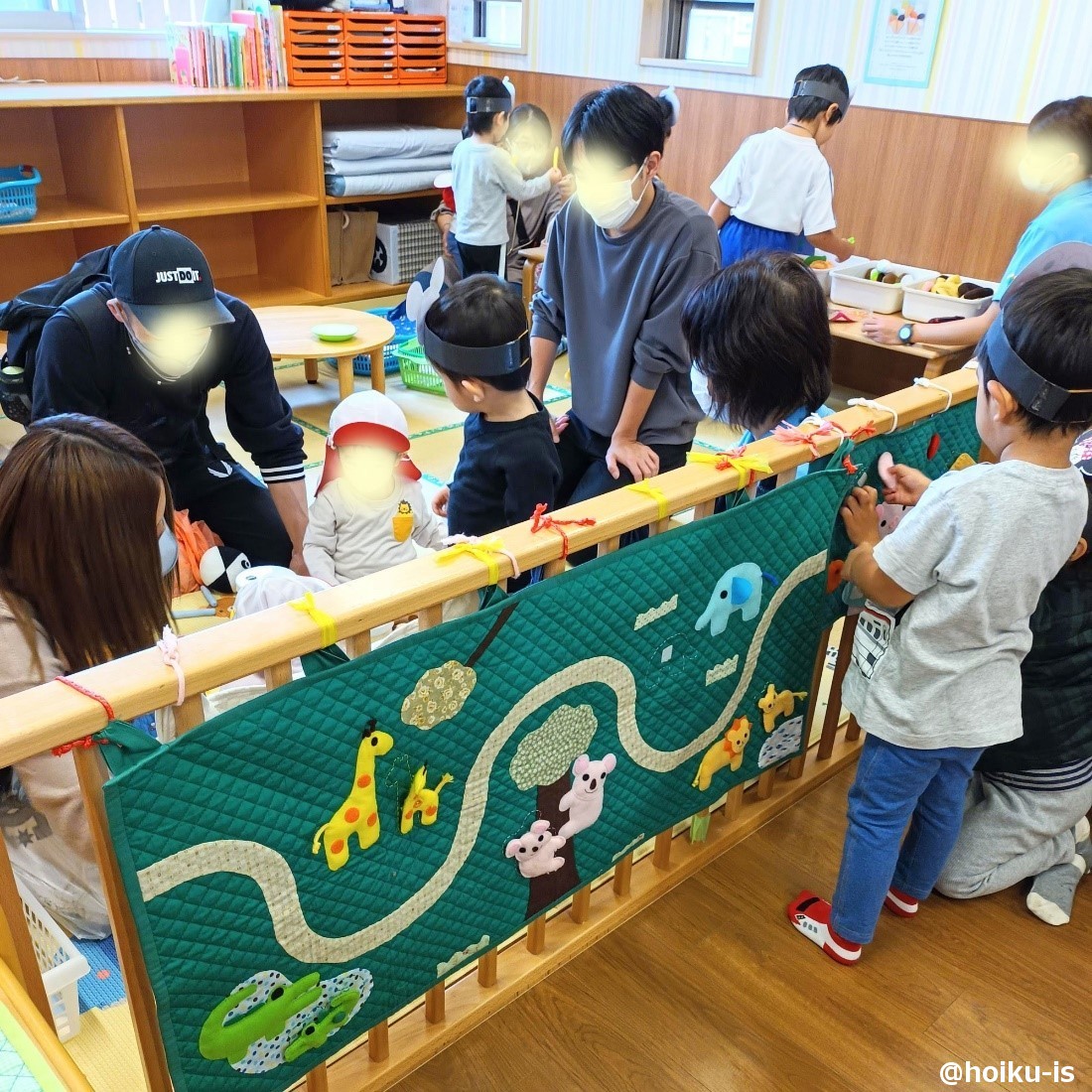 布おもちゃで遊ぶ親子
