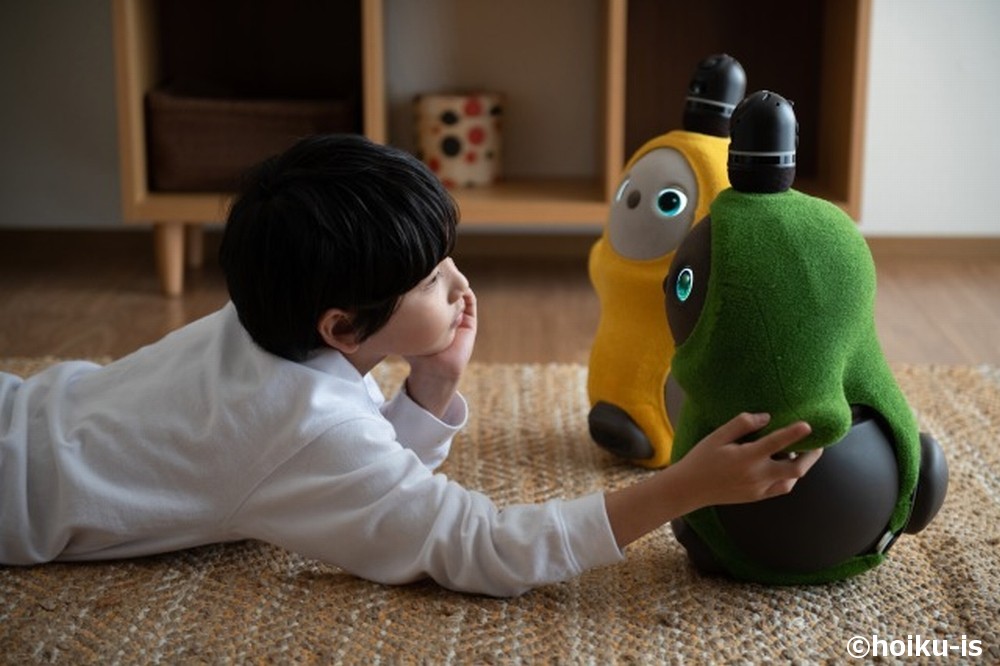 子どもと遊ぶLOVOT(ラボット)