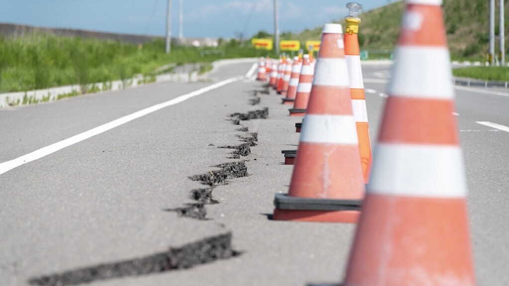 地震でひび割れた道路とカラーコーン