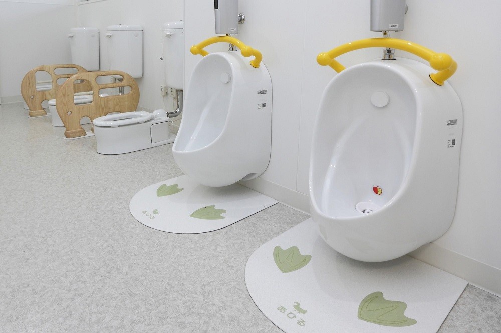 保育園内の子ども用小便器