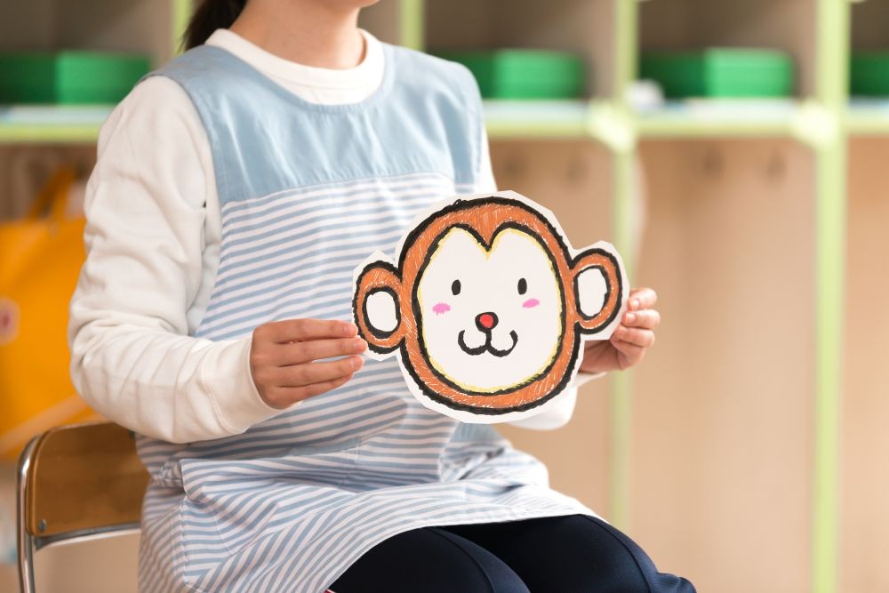 3歳児のお遊戯会の準備をする保育士