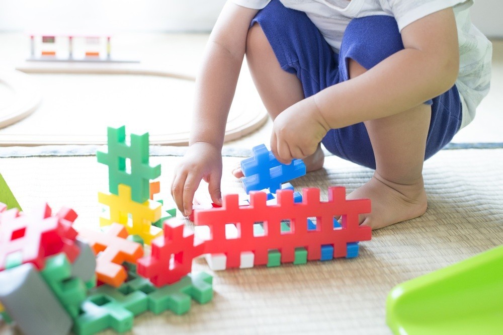 ブロック遊びをする園児