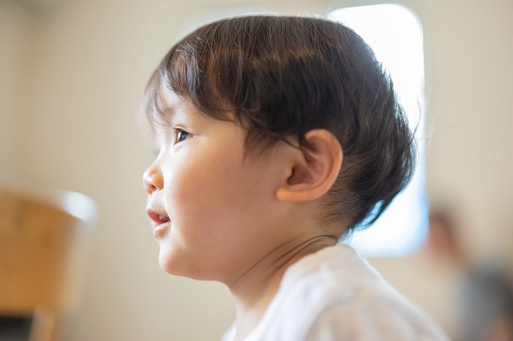 前を見つめている子どもの横顔