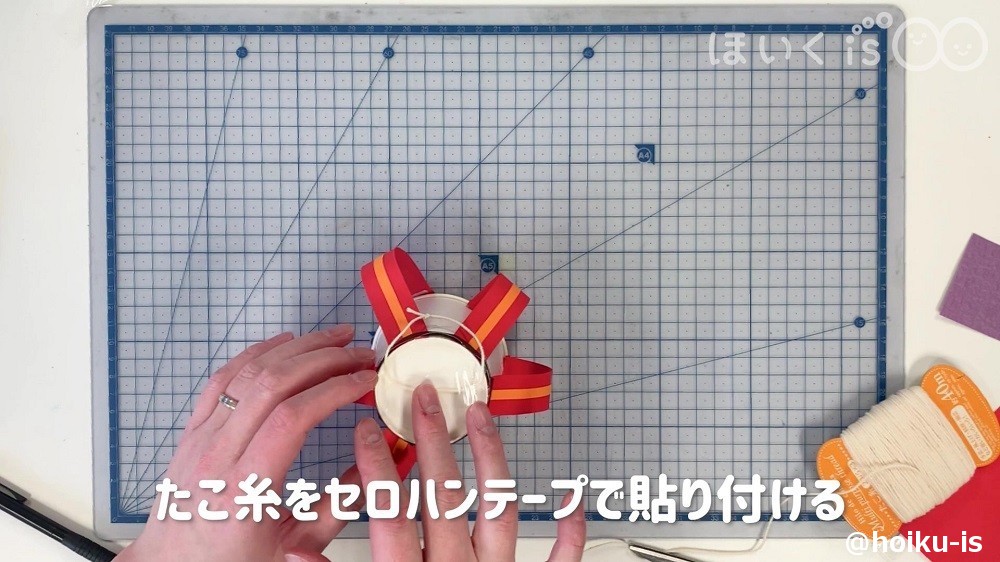 たこ糸をセロハンテープで貼り付けているところ