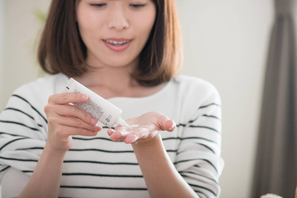 日焼け止めを手に取る女性