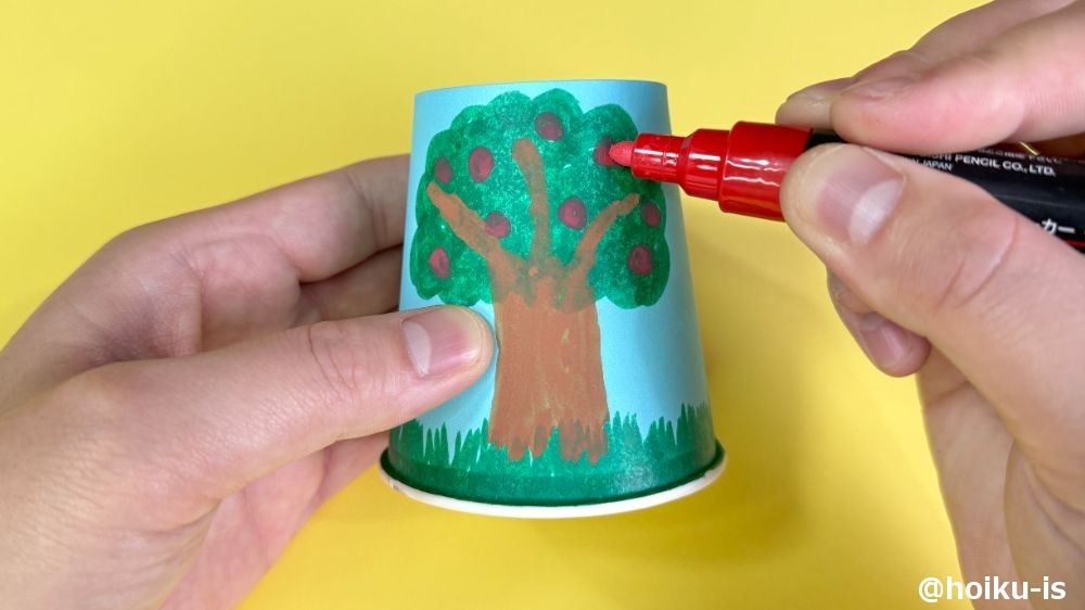 紙コップに絵を描く
