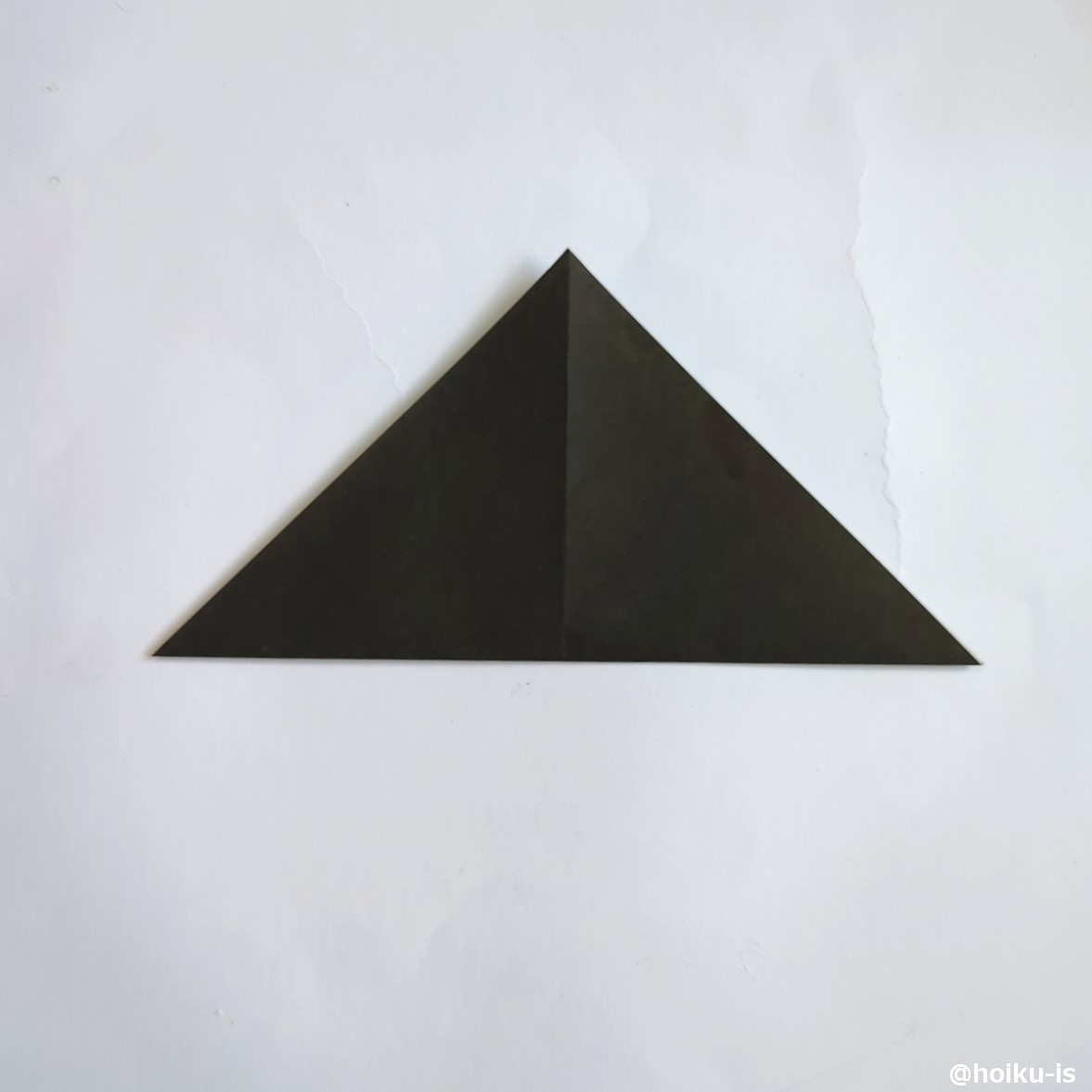 対角線の折り目がつくように三角形に折ります