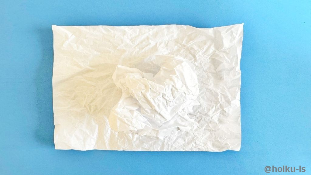 1枚の半紙を広げて、丸めた半紙を包む