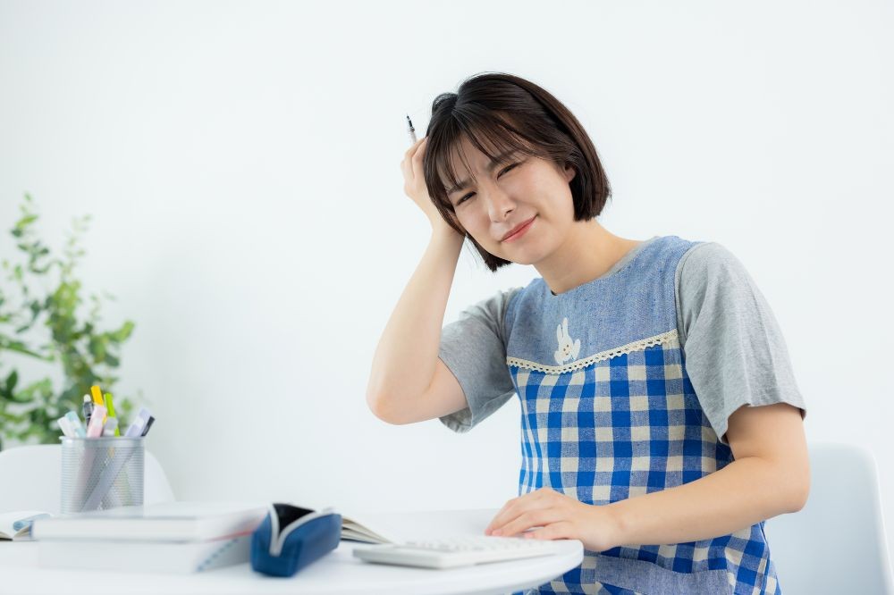 責任実習の準備に悩む保育士