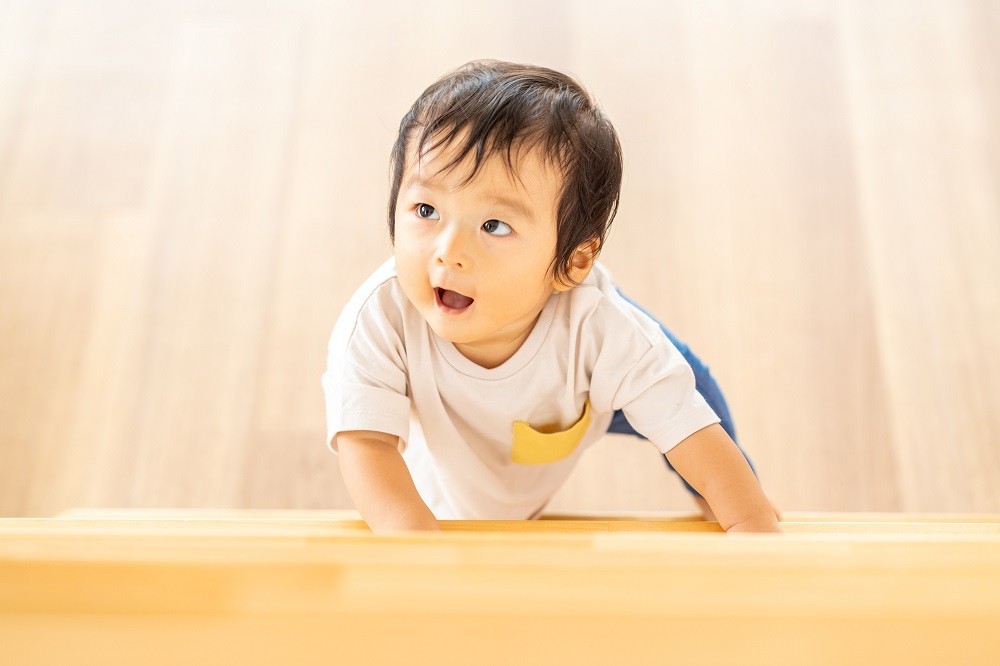木製の遊具にのぼっている子ども