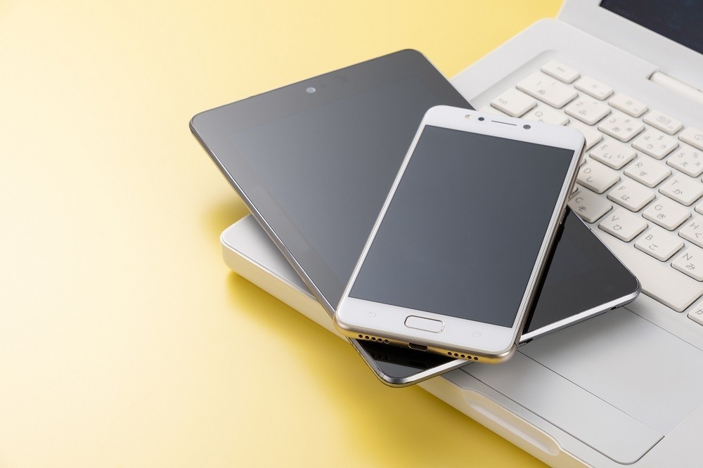 ノートパソコンとタブレット端末、スマートフォン