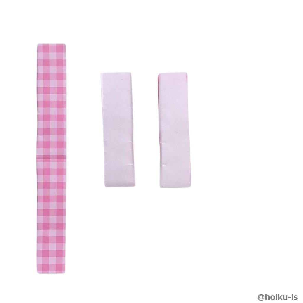 中心にする折り紙は色のついた面を内側にして半分に折ります