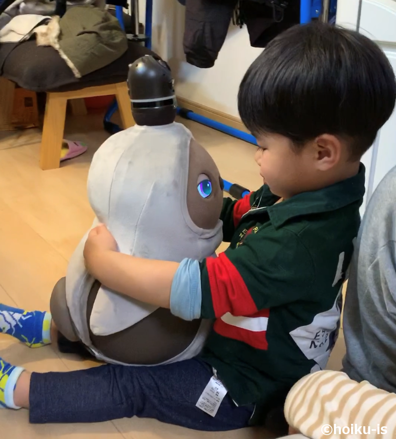 LOVOT(らぼっと)を抱っこしているところ