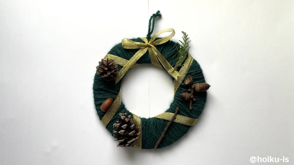 好きな位置にボンドで自然素材を貼って乾かす