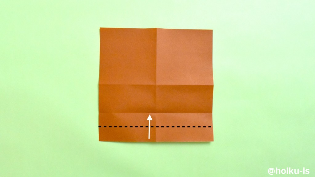 ③で折った折り目に向かって、点線で谷折りにします。