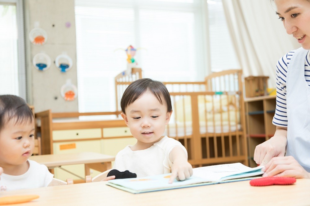 子どもたちの活動を見守る保育士