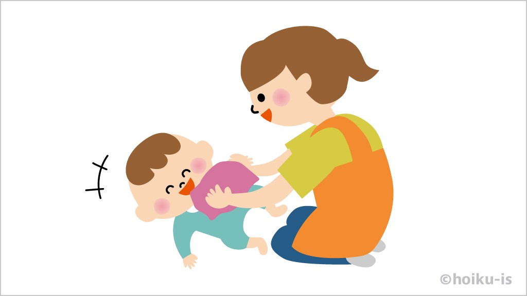 いないいないばあをする保育者とあかちゃん