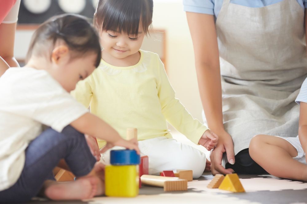 積み木で遊ぶ幼児