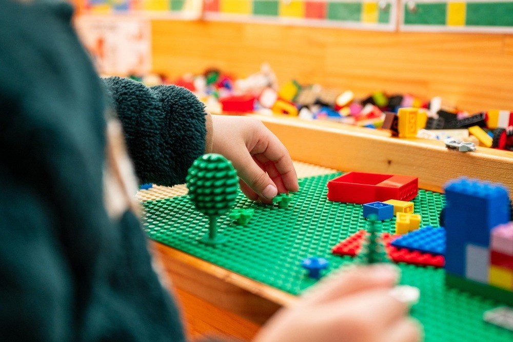 レゴブロックで遊ぶ子どもの手元