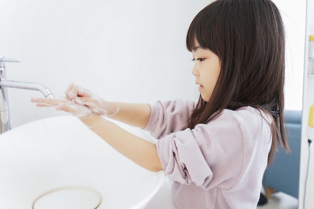 入念に手洗いをしている女の子