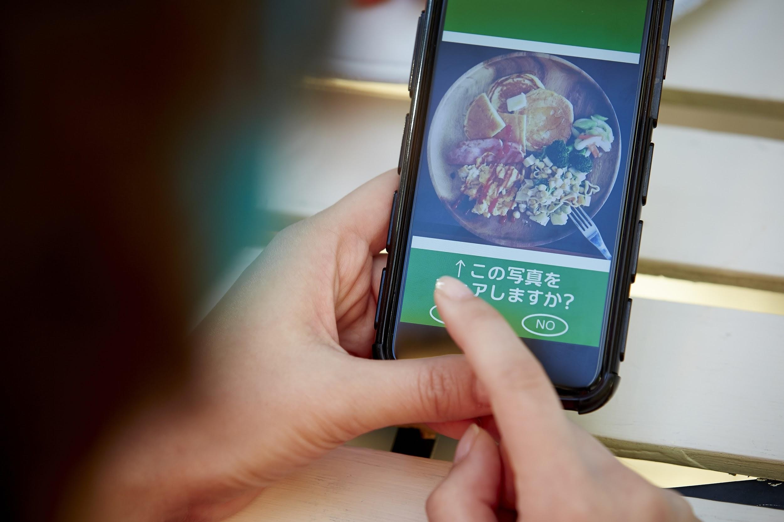 スマートフォンを触っている様子