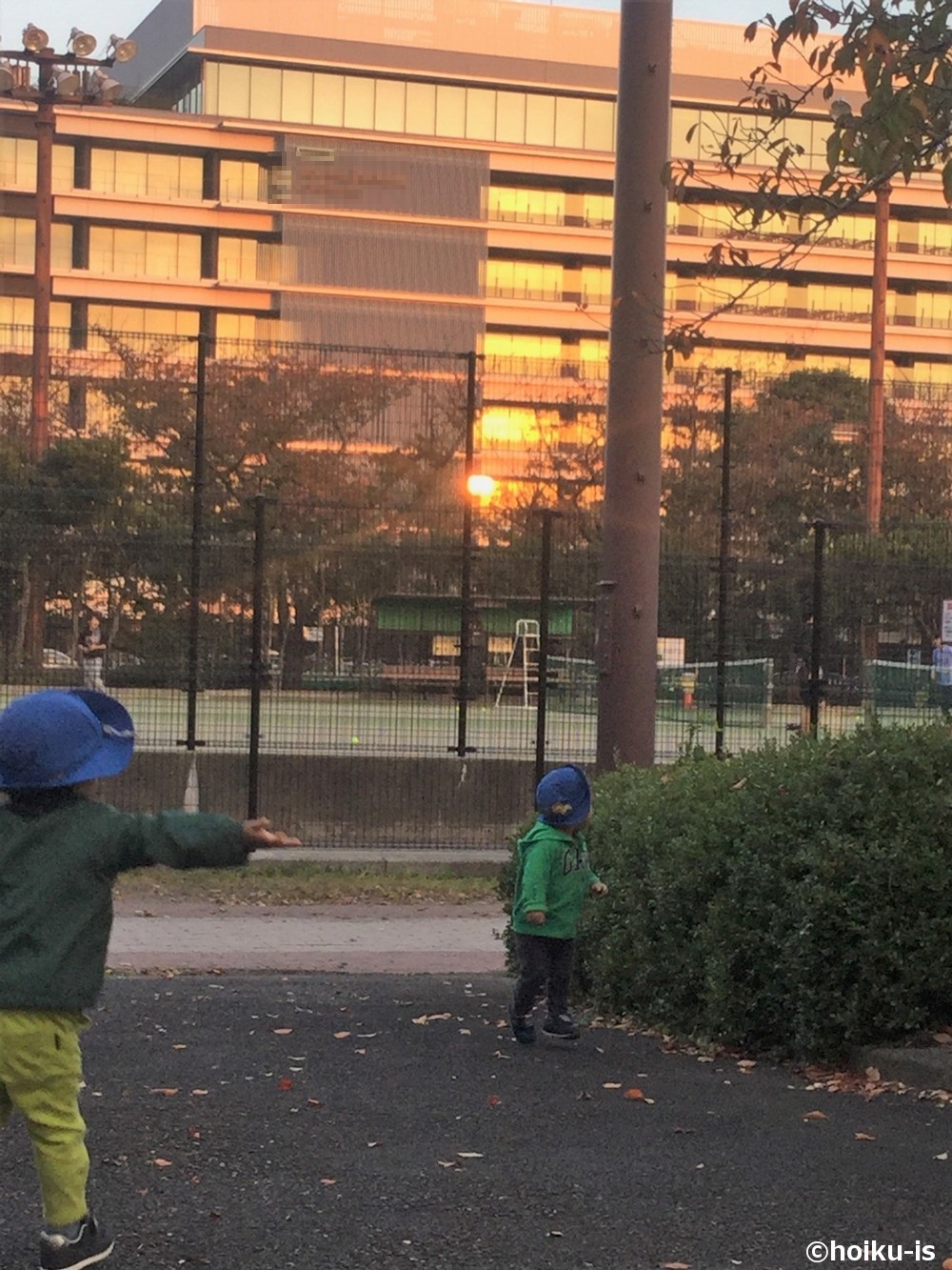 外で遊ぶ子どもたち