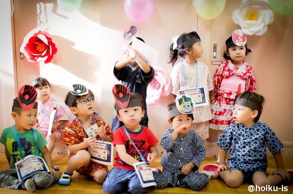 お面をした子どもたちの写真