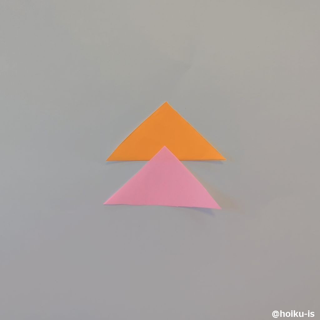 三角の頂点の裏にのりをつけ三角同士をつなげる