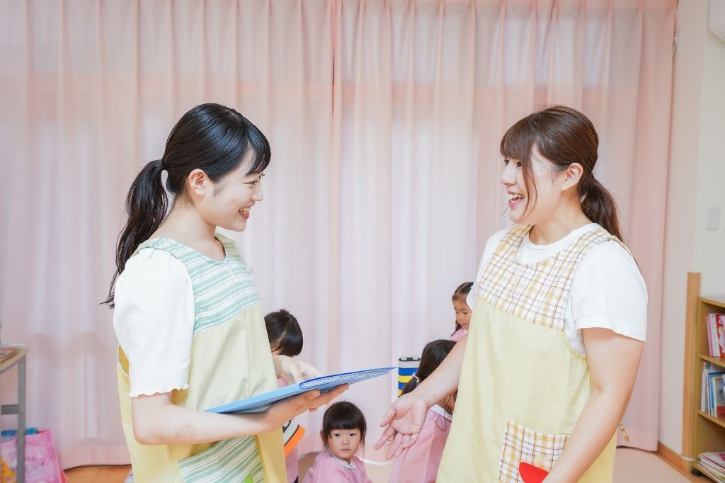 先輩保育士と新任保育士