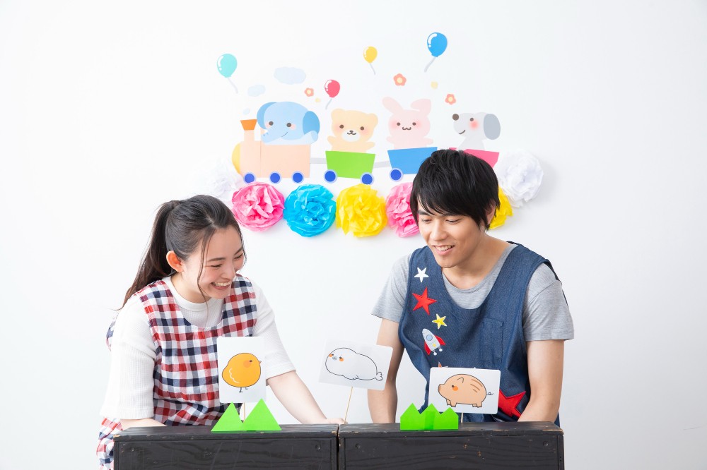 ペープサートを使っている保育士