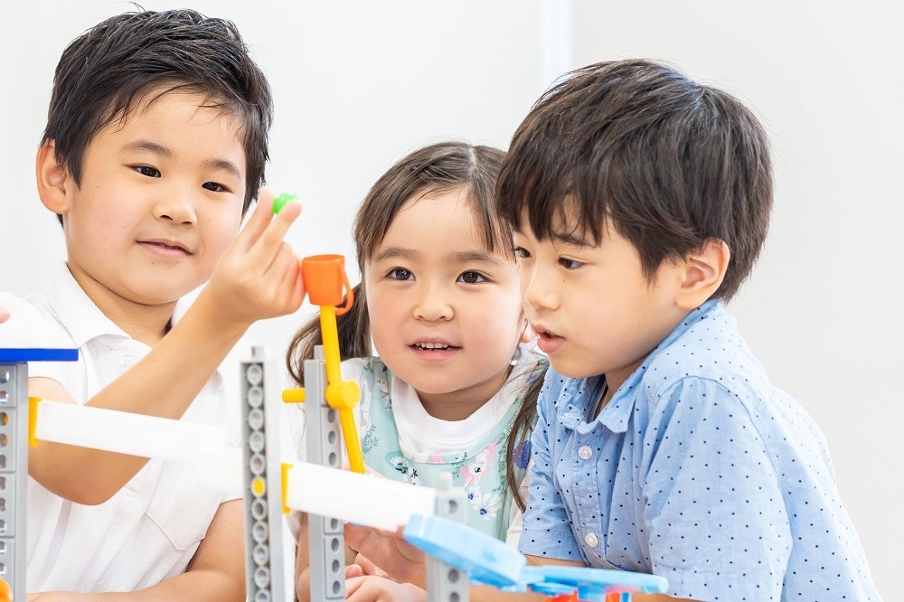 緑のボールを見つける男の子と女の子