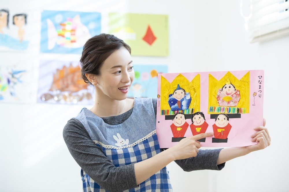 ひな祭りについてのお話をしている保育士