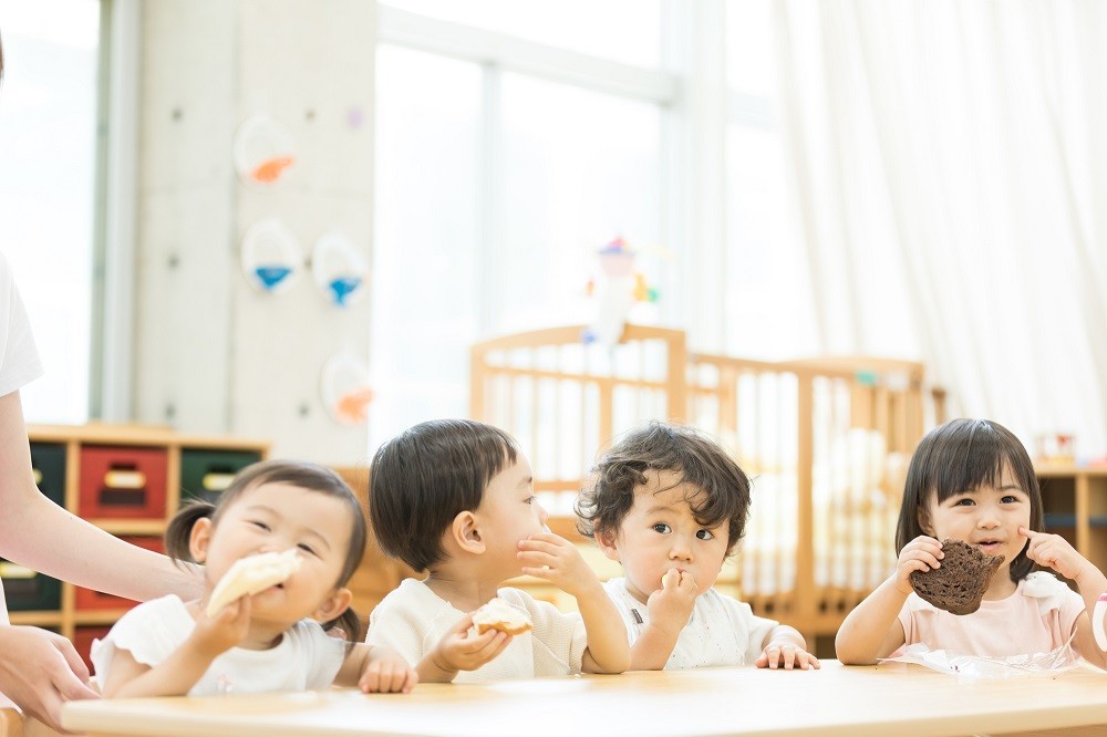 おやつを食べる園児たち