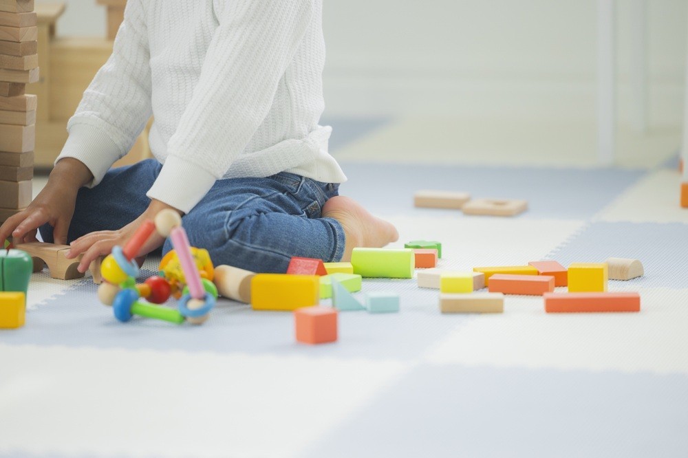 おもちゃで遊んでいる子ども