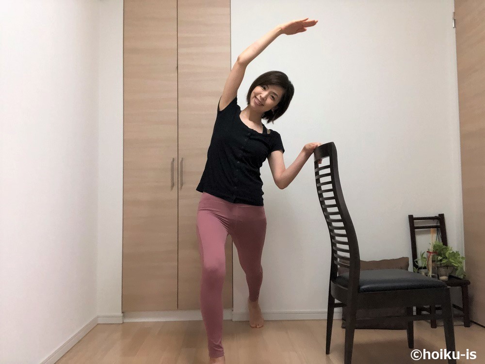 体側を伸ばすストレッチをするごとうりえ先生